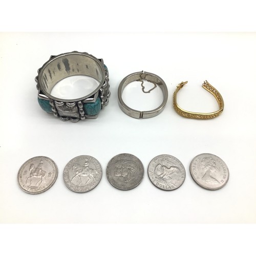 31 - Bag of various items of costume jewellery and  watches.