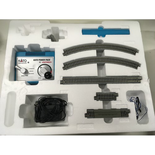 126 - Kato 20-850-1 N Gauge oval track pack and controller. Excellent condition.