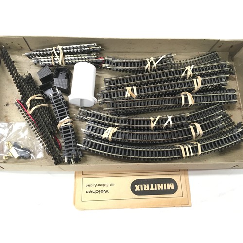 123 - 50+ pieces of N Gauge railtrack - curves straights etc. Various sizes - Good condition.