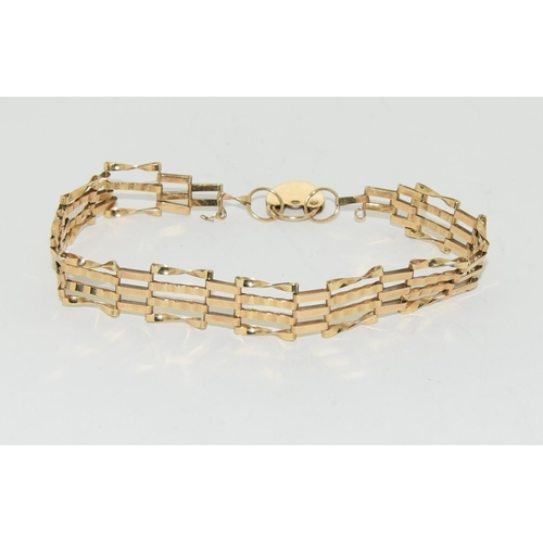 454 - 9ct gold ladies gate bracelet with heart lock