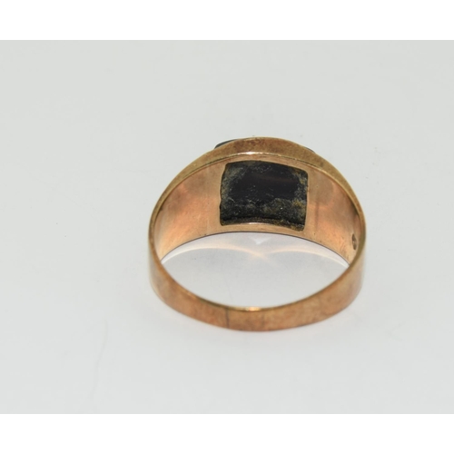 469 - 9ct gold gents signet ring with jet center stone size Z+ 7gm