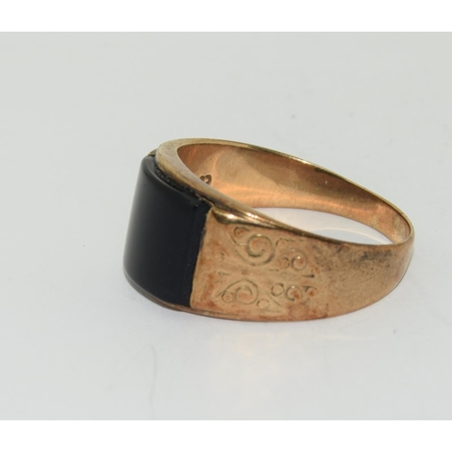 469 - 9ct gold gents signet ring with jet center stone size Z+ 7gm