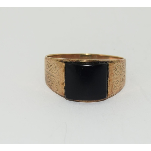 469 - 9ct gold gents signet ring with jet center stone size Z+ 7gm