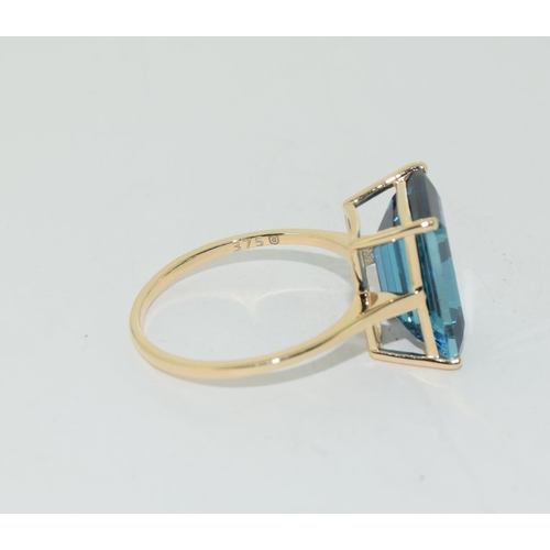 537 - 9ct gold Blue Topaz dress ring approx 10cts size S