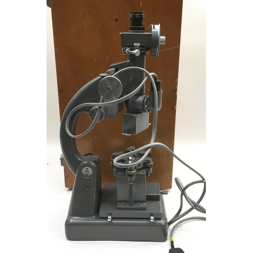 323 - Quality vintage scientific comparator microscope by Hilger & Watts. Model ref TM1904. In original wo... 