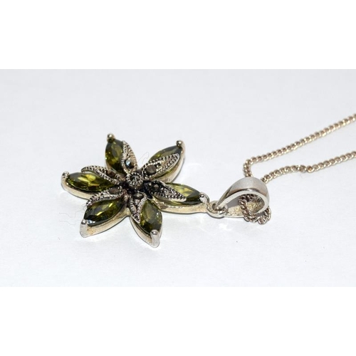 522 - Olive gem 925 silver marcasite daisy pendant.