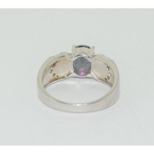 511 - A stunning 925 silver ring Size P