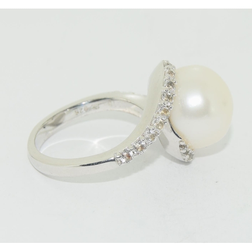 521 - A 925 silver and pearl ring, Size N