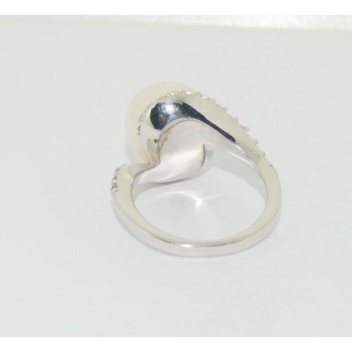 521 - A 925 silver and pearl ring, Size N