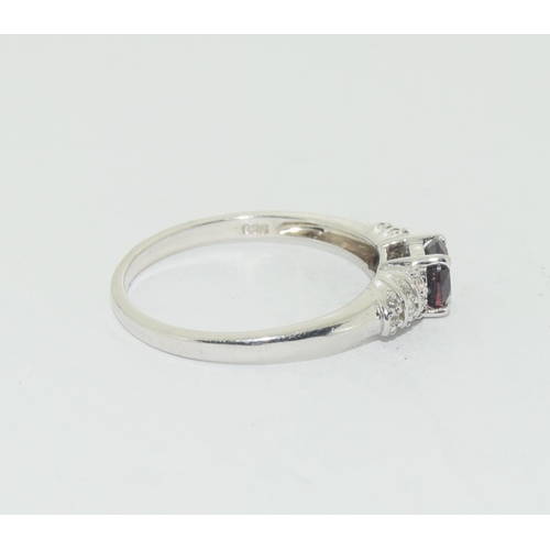 531 - A stunning 925 silver ring with red stone to centre. Size R