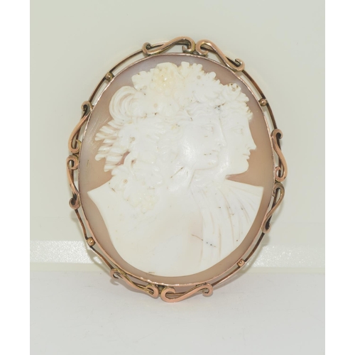 582 - A large antique Victorian double headed carved shell cameo brooch, mounted in 9ct gold 6.5cms x 5.3c... 