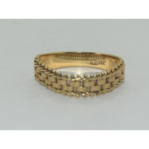 520 - 14ct unusual design woven ring size V