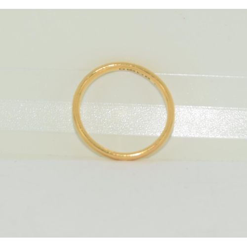 558 - 22ct gold wedding band size L