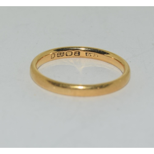 558 - 22ct gold wedding band size L