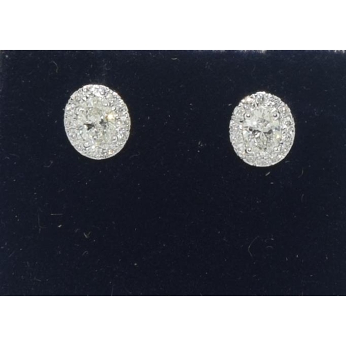 578 - 18ct white gold diamond stud earrings of approx 60 pionts