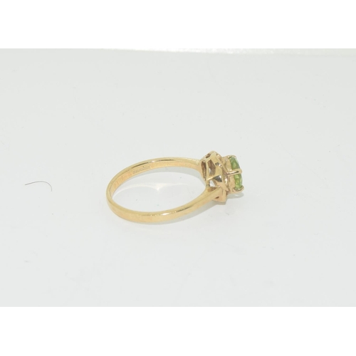 385 - 9ct gold ladies antique set Peridot ring size N