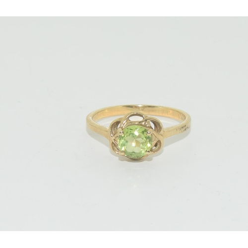 385 - 9ct gold ladies antique set Peridot ring size N