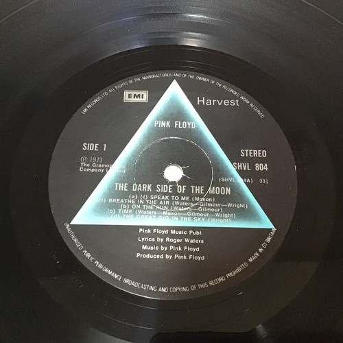 265 - PINK FLOYD 'DARK SIDE OF THE MOON' UK VINYL LP. Released in  1977 On EMI Harvest SHVL 804. The album... 