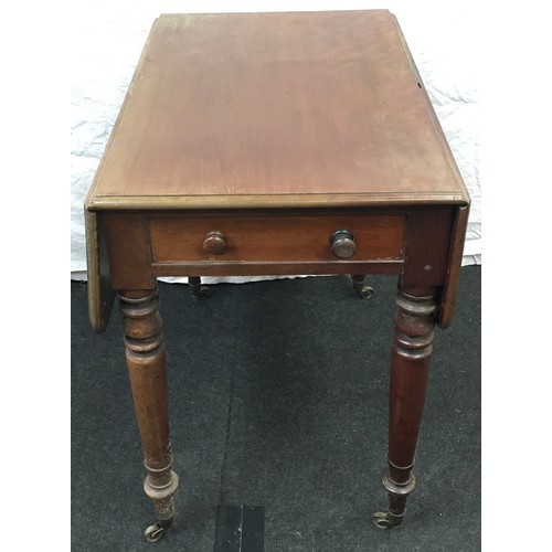 50 - Mahogany drop leaf table on tapered turned legs 73x96x76cm (with leaves out).