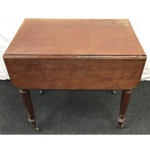 50 - Mahogany drop leaf table on tapered turned legs 73x96x76cm (with leaves out).