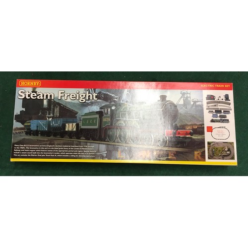 61 - Hornby R1018 OO Gauge Train Set (China) comprising R1018 