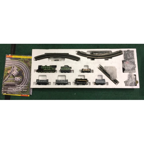 61 - Hornby R1018 OO Gauge Train Set (China) comprising R1018 