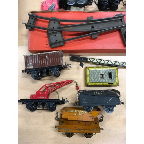 81 - Hornby O Gauge group to include 2 0-4-0 locomotives #3435 and #60985 with keys, wagons, trucks, cran... 