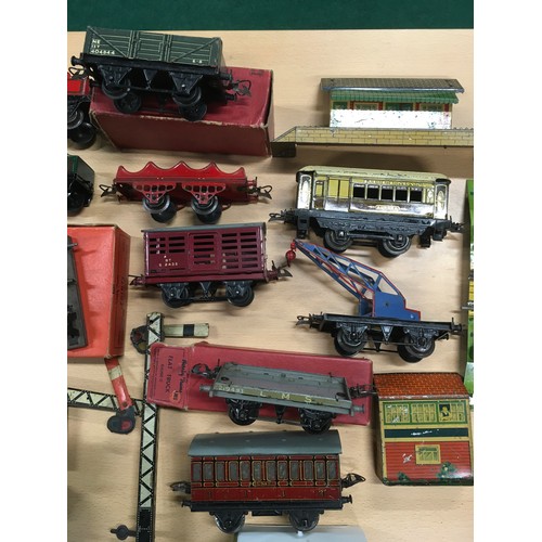 81 - Hornby O Gauge group to include 2 0-4-0 locomotives #3435 and #60985 with keys, wagons, trucks, cran... 