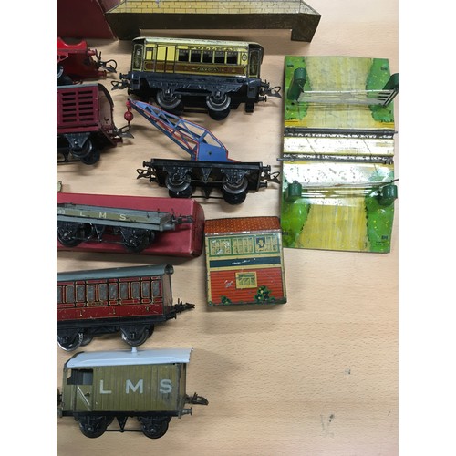 81 - Hornby O Gauge group to include 2 0-4-0 locomotives #3435 and #60985 with keys, wagons, trucks, cran... 