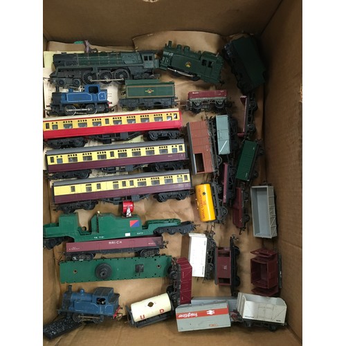 66 - OO model railway collection containing Triang R259 loco and others, rolling stock, tunnel, track, bu... 