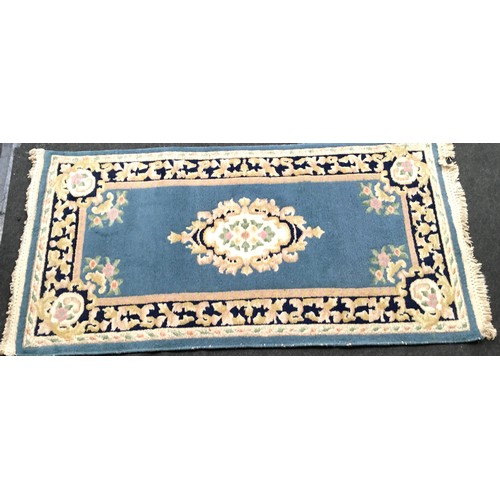 457 - Hearth rug, mainly blue and cream. 156 x 78 cams