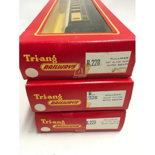 91 - 3 Triang Pullman Passenger coaches - 2 x R228 Mary, 1 x R328 Car 79. Excellent condition, boxed.