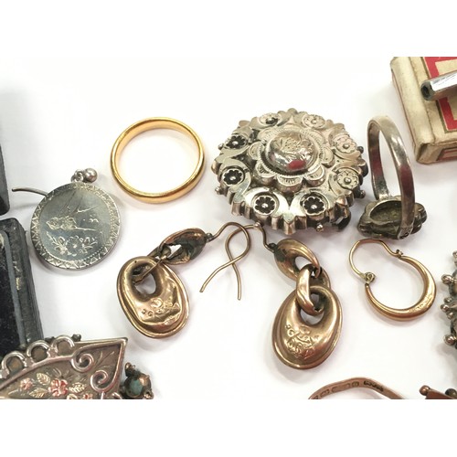 427 - Miscellaneous jewellery to include gold and silver.