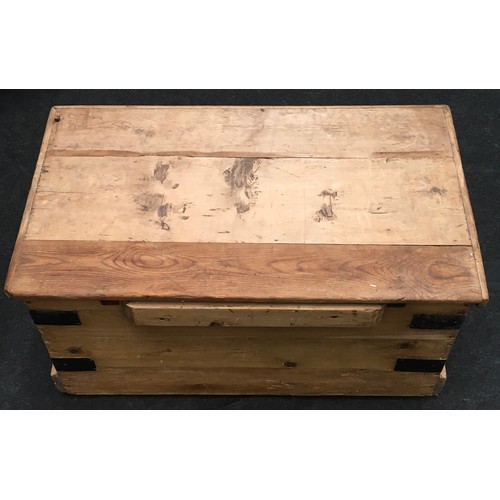 469 - Antique pine blanket box of small proportions 72x40x39cm.