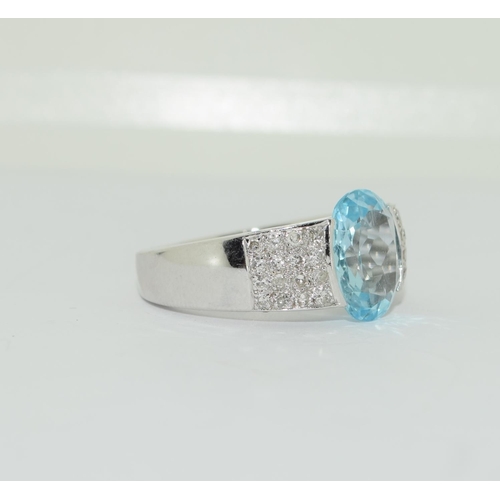 399 - An 18ct French white gold aqua/diamond heavy ring Size N