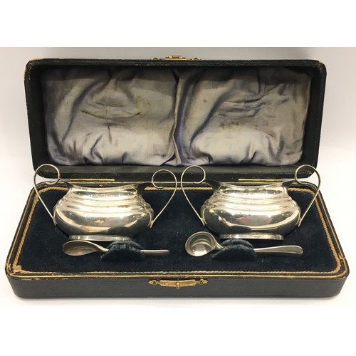 46 - Cased set of two silver salts with spoons 1914