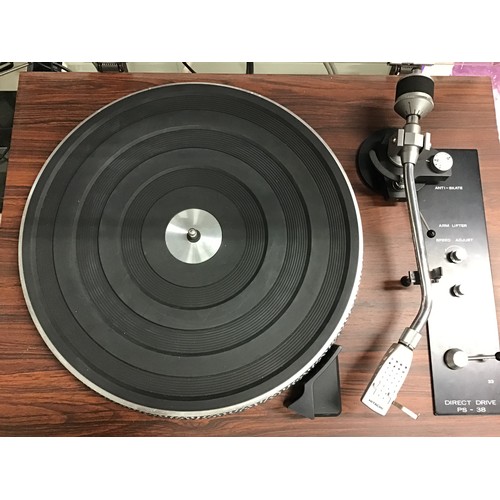 167 - HITACHI DIRECT DRIVE TURNTABLE. This unit powers up fine and is model No. PS-38 and is fitted with a... 