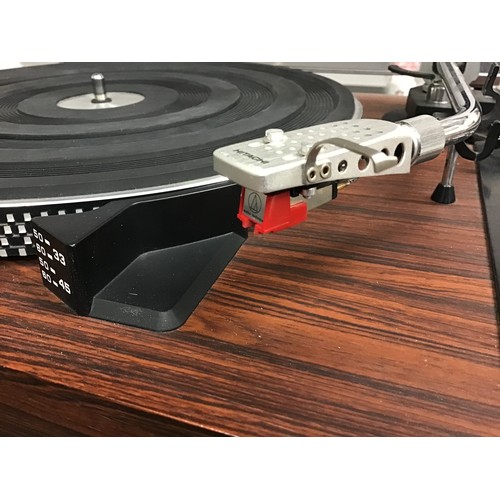 167 - HITACHI DIRECT DRIVE TURNTABLE. This unit powers up fine and is model No. PS-38 and is fitted with a... 