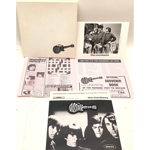 115 - THE MONKEES 7” PROMO BOX SET. Daydream Believer - 1989 UK 3-track 7'' vinyl box set, featuring Daydr... 