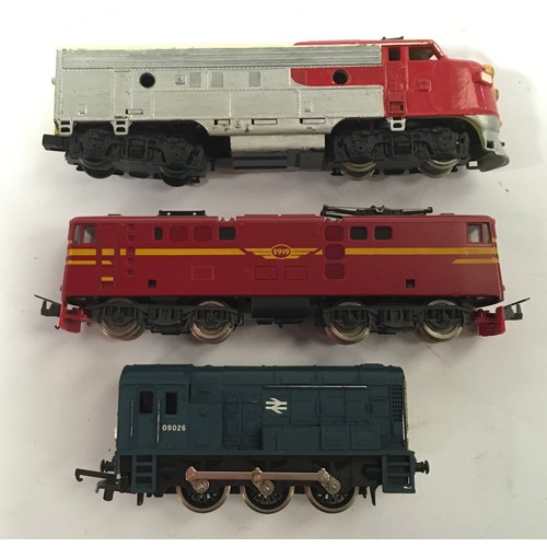 83 - 3 x OO Gauge boxed locomotives: Lima 09026 Diesel Shunter, Lima L208057 Class 5E1 E919 in red & yell... 