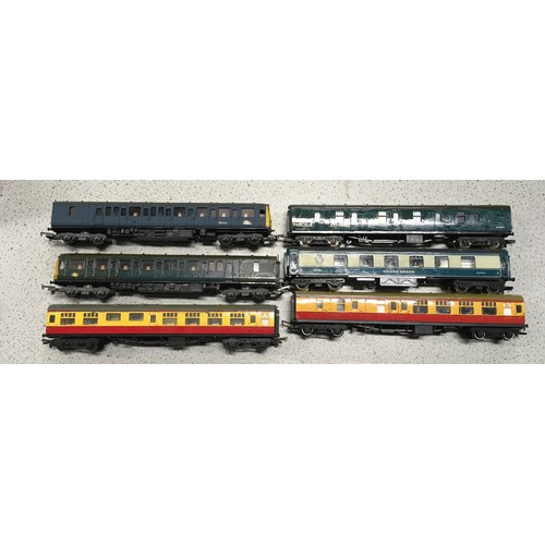 82 - 6 various OO gauge coaches to include Hornby R230 OO Gauge Golden Arrow Pullman Coach. Fair to Good ... 