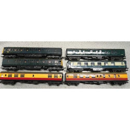 82 - 6 various OO gauge coaches to include Hornby R230 OO Gauge Golden Arrow Pullman Coach. Fair to Good ... 