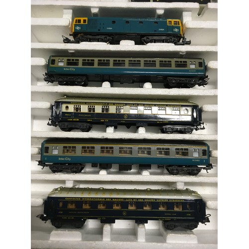 74 - Lima HO/OO gauge group to include L205114a Class 33 Diesel D6524 in BR Blue, 4 x Inter-City coaches,... 