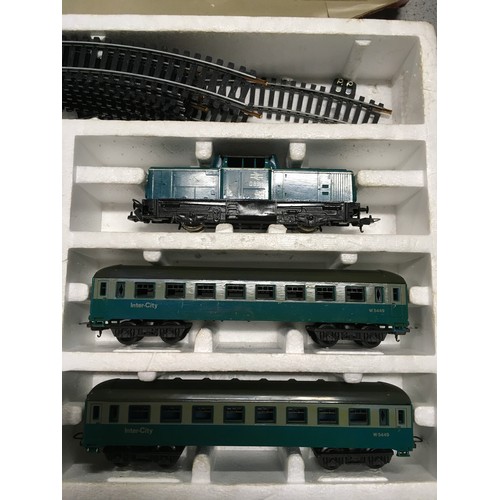 74 - Lima HO/OO gauge group to include L205114a Class 33 Diesel D6524 in BR Blue, 4 x Inter-City coaches,... 