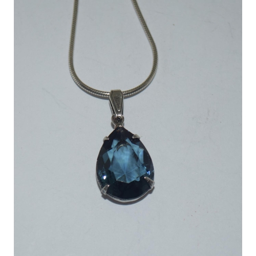 480 - Vintage 1930's blue gemset 925 silver pendant.