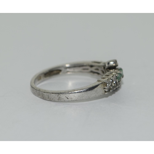 406 - 925 silver twist ring, possible emeralds. Size Q.