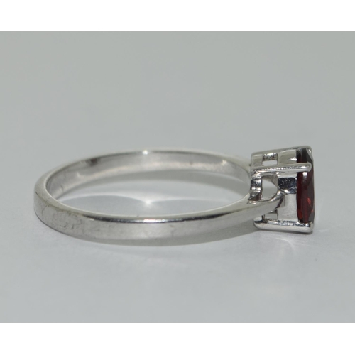 311 - 925 silver garnet ring. Size R.