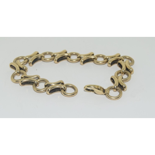 437 - 9ct gold fancy link designer bracelet 21cm 35gm