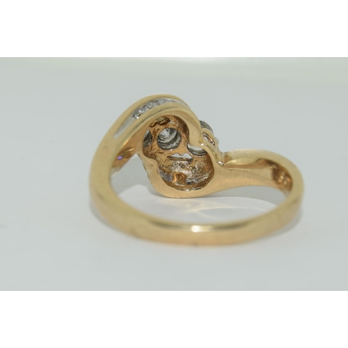 391 - 9ct gold ladies diamond 3 stone twist ring with diamonds set to shoulders hall marked in ring as 1 c... 