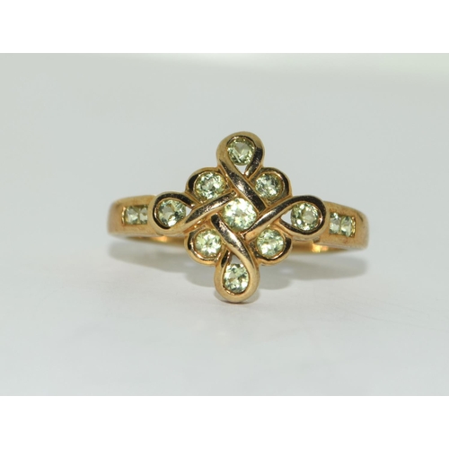 371 - 9ct gold ladies designer Peridot star ring size X